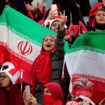 Aficionadas en un partido de fútbol en Irán