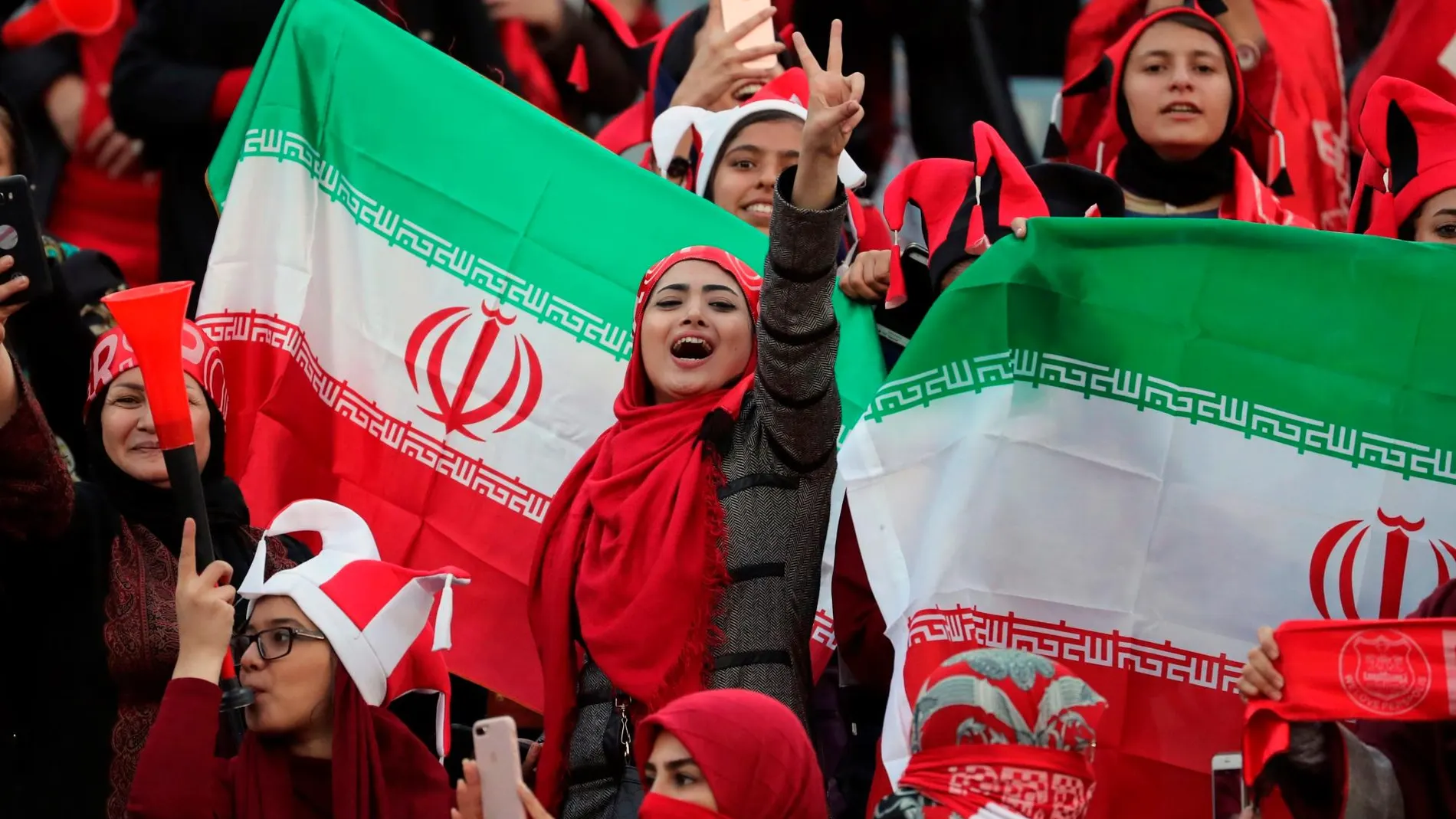 Aficionadas en un partido de fútbol en Irán