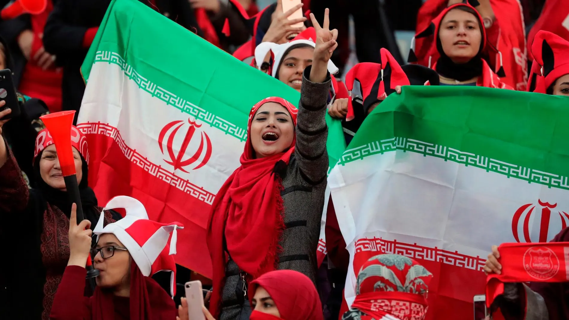 Aficionadas en un partido de fútbol en Irán