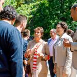 La ministra Valerio conversa con los alumnos junto a Samuel Alonso y Mercedes Martín