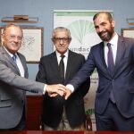 De izquierda a derecha, Román Fernández-Baca, director general de Bellas Artes del Ministerio de Cultura y Deporte; el presidente de la Fundación Unicaja, Braulio Medel; y el director financiero de Acción Cultural Española, Eduardo Fernández / La Razón