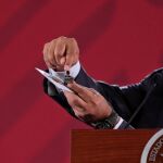 El presidente de México, Andrés Manuel López Obrador, enseñó la cámara espía encontrada en un salón de Palacio Nacional la semana pasada/Efe