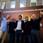 "Los Lobos"ganadores del programa de televisión "Boom", junto al presentador del programa, Juan Ramón Bonet (centro)