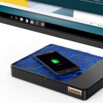 El ordenador de sobremesa IdeaCentre A540 lleva en la base un sistema de carga inalámbrica para dispositivos compatibles con QI.