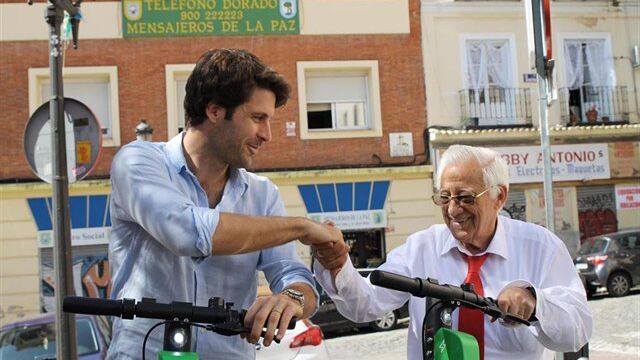 El padre Ángel, presidente de Mensajeros de la Paz, y Álvaro Salvat, director general de Lime Iberia, presentan el nuevo programa conjunto de inclusión social.