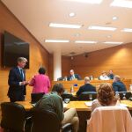 El presidente de la Comisión, Felipe Javier Carrasco (PP), se turna en la presidencia de la Mesa con la vicepresidenta, Irene Rosario Gómez (Podemos)