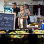Una jubilada en un mercado de Leganés