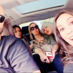 La artista compartió en Instagram una foto tomada en un coche, muy feliz, y con la leyenda “Dream team”