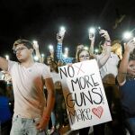 Un grupo de jóvenes se manifestó ayer en Ciudad Juárez (México) después de la matanza en El Paso / Ap