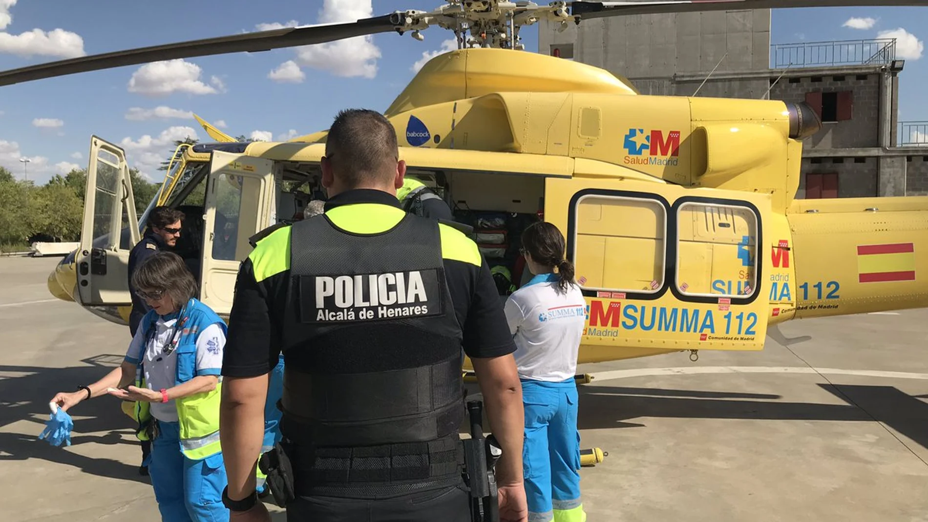 Efectivos del Summa 112 durante el traslada de un herido