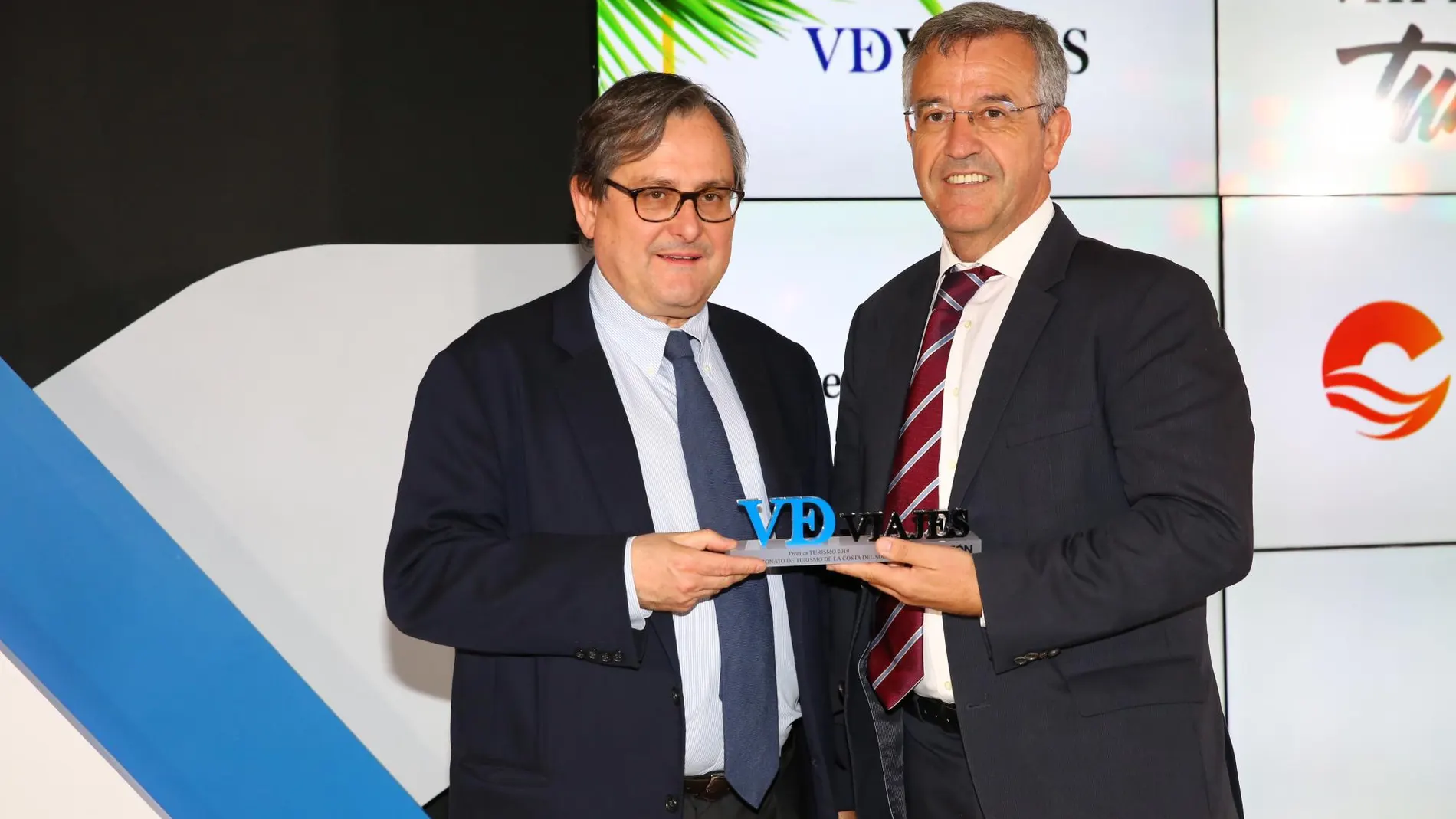 José María García Urbano recoge el premio de la mano de Francisco Marhuenda | C. Pastrano