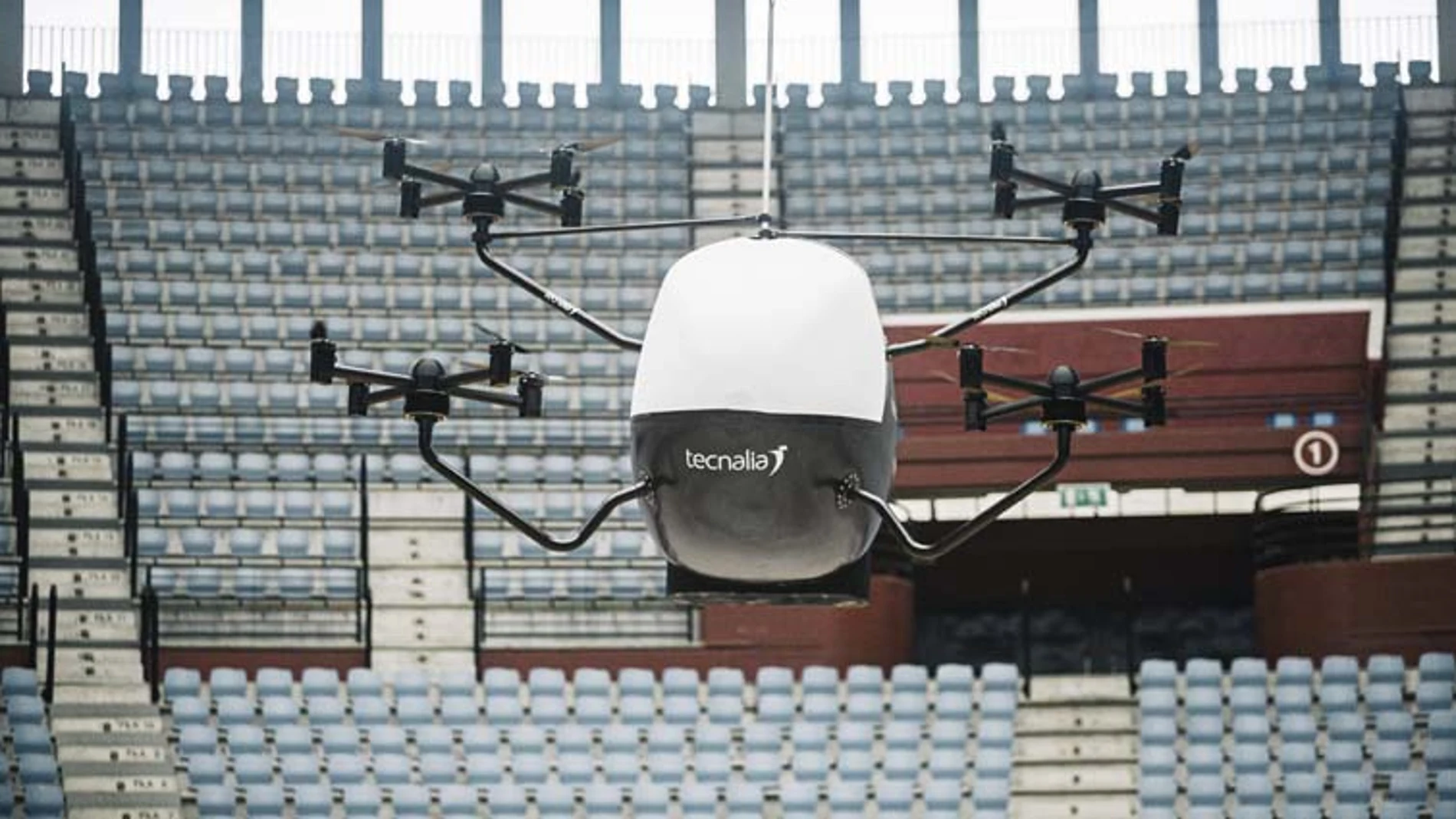 El aerotaxi de TECNALIA levanta el vuelo durante la presentación de este innovador proyecto.