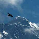 La cumbre del monte Everest cambia de altura debido al movimiento de las placas tectónicas, pero tambíen al realizar mediciones los diferentes paises.