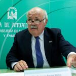 El consejero de Salud Aguirre, tras informar de una nueva alerta alimentaria en la empresa gaditana Sabores de Paterna /Foto: Manuel Olmedo
