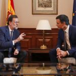 Momento de la reunión de agosto de 2016 en la que Rajoy pidió a Sánchez que se abstuviera para facilitar su investidura