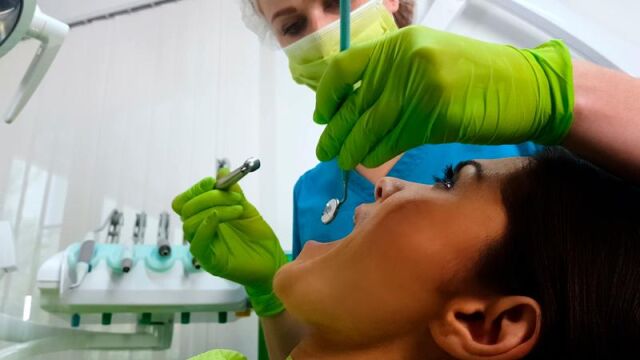 Imagen de archivo de una mujer en el dentista