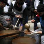 Un grupo de manifestantes sirve comida en la Avenida de Mayo, ayer, en Buenos Aires/ AP
