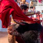 Aguado entra a matar al primero de su lote, Gijón (Fotos: EFE)