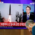 Un hombre ve en una tienda de Seúl imágenes del último lanzamiento de misiles de Corea del Norte/Reuters