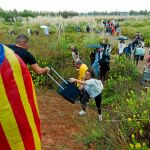 Los turistas arrastran sus maletas ante los cortes de la vías por parte de los manifestantes