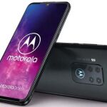 El Motorola one zoom tiene una pantalla de 6,4 pulgadas hasta los bordes curvados con lector de huellas integrado que desaparece al reconocer al usuario.