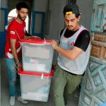 Trabajadores de la Instancia Superior Independiente Electoral de Túnez trasladan las urnas a los centros electorales, ayer