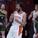 Llull celebra con rabia una de sus canastas a Australia