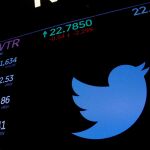 Logotipo de Twitter en bolsa