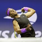 Rafa se dispone a ejecutar un servicio en su partido de primera ronda del Open USA ante Millman