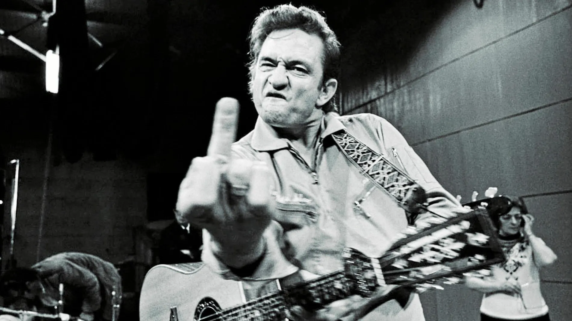 Una de las imágenes más memorables del «show» en San Quentin: Cash le muestra el dedo corazón a las cámaras de televisión, que no dejaban ver a los reclusos