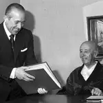 Francisco Franco, despachando con el entonces presidente del Gobierno, Carlos Arias Navarro, en su habitación del hospital de La Paz, en 1974