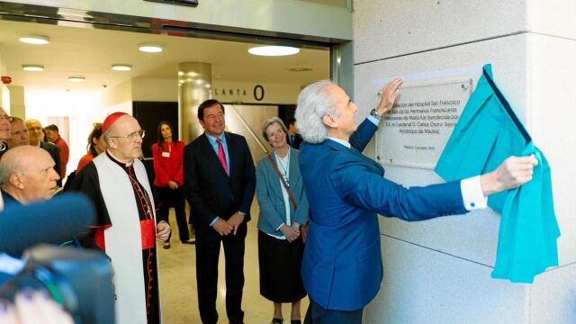 El consejero de Sanidad de la Comunidad de Madrid, Enrique Ruiz Escudero, descubre la placa conmemorativa en presencia de monseñor Osoro, José Manuel López y Ramoni Iríbar. Fotos: C. Pastrano / A. Pastor
