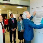 El consejero de Sanidad de la Comunidad de Madrid, Enrique Ruiz Escudero, descubre la placa conmemorativa en presencia de monseñor Osoro, José Manuel López y Ramoni Iríbar. Fotos: C. Pastrano / A. Pastor