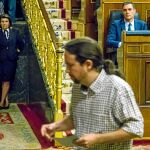 Pablo Iglesias volvió a mantener ayer un duro choque con Pedro Sánchez. En la imagen, en el momento de subir a la tribuna del Congreso en su turno de palabra. Foto: Alberto R. Roldán