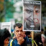 Decenas de personas ayer en la protesta en el centro de Buenos Aires para exigir al Gobierno de Macri una respuesta a la crisis económica que sufre el país