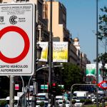 Acceso a la zona de Madrid Central. EFE/Emilio Naranjo