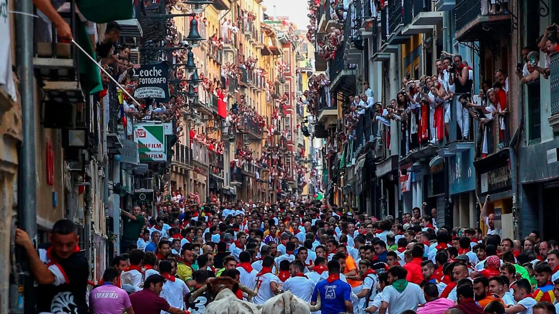 Vista de la calle Estafeta desde la curva de Mercaderes tras el paso de los toros de la ganadería gaditana de Fuente Ymbro durante el cuarto encierro de los Sanfermines 2018