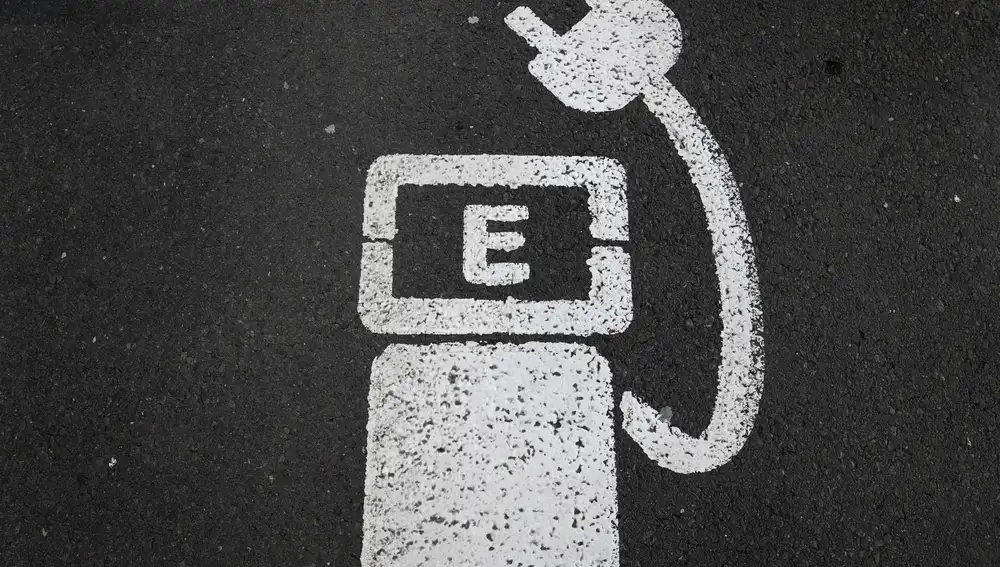 Aparcamiento reservado para recargar coches eléctricos