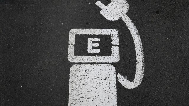 Aparcamiento reservado para recargar coches eléctricos