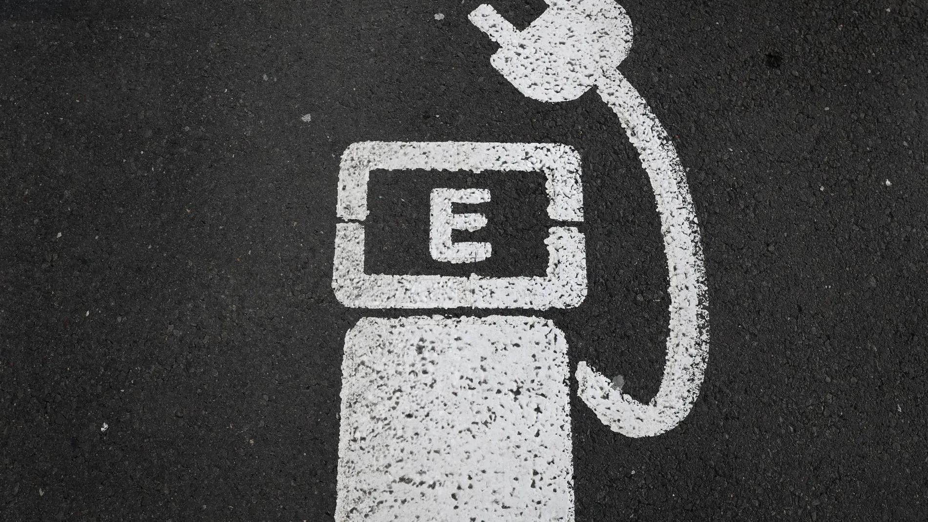 Aparcamiento reservado para recargar coches eléctricos