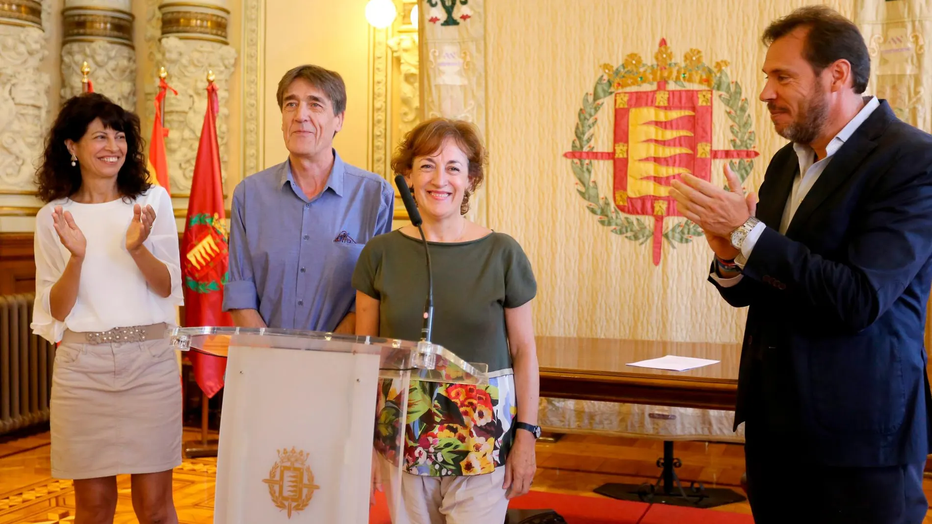 Ana Redondo y Óscar Puente aplauden a Ana Gallego y Ángel Sánchez, actores de “Teloncillo”