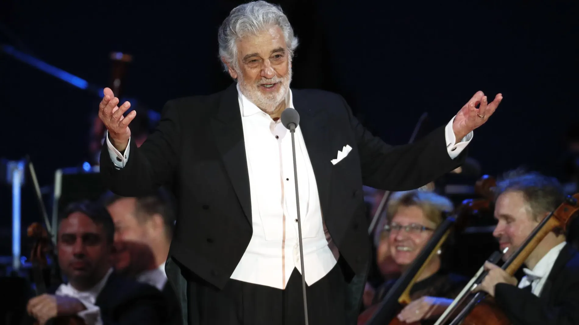 Plácido Domingo, al final de un concierto en Szeged, Hungría