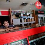 Los comerciantes, desesperados ante la falta de electricidad. Foto: Reuters