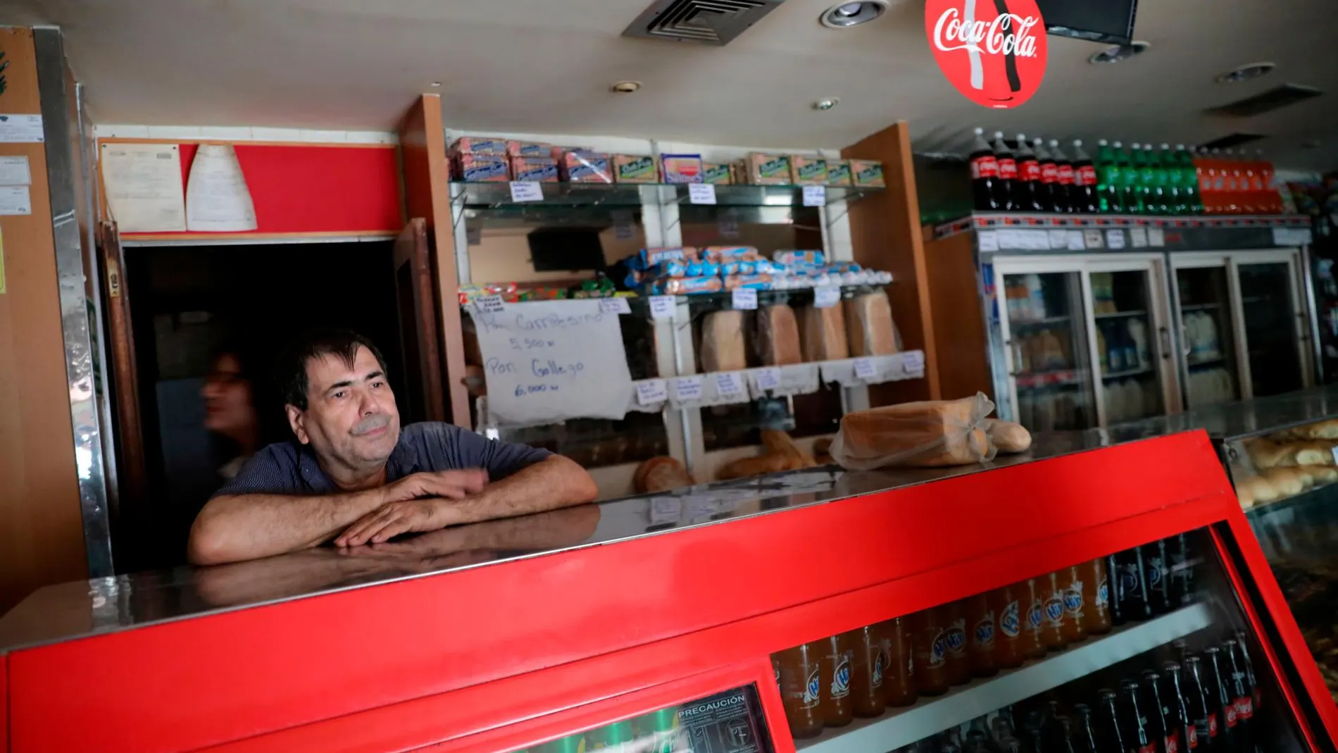 Los comerciantes, desesperados ante la falta de electricidad. Foto: Reuters