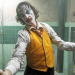 Joaquin Phoenix caracterizado como el Joker en una escena de la película de Todd Phillips