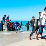 Migrantes en la costa libia tras haber sido rescatados por los guardacostas italianos