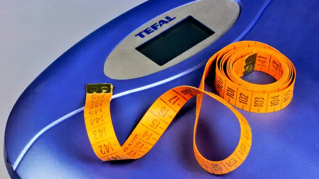 El IMC se calcula dividiendo el peso en kilogramos entre la altura en metros al cuadrado El IMC se calcula dividiendo el peso en kilogramos entre la altura en metros al cuadrado