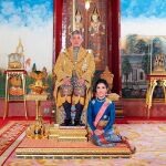El rey de Tailandia junto a la "consorte real" Sineenat Wongvajirapakdi /Foto: Efe