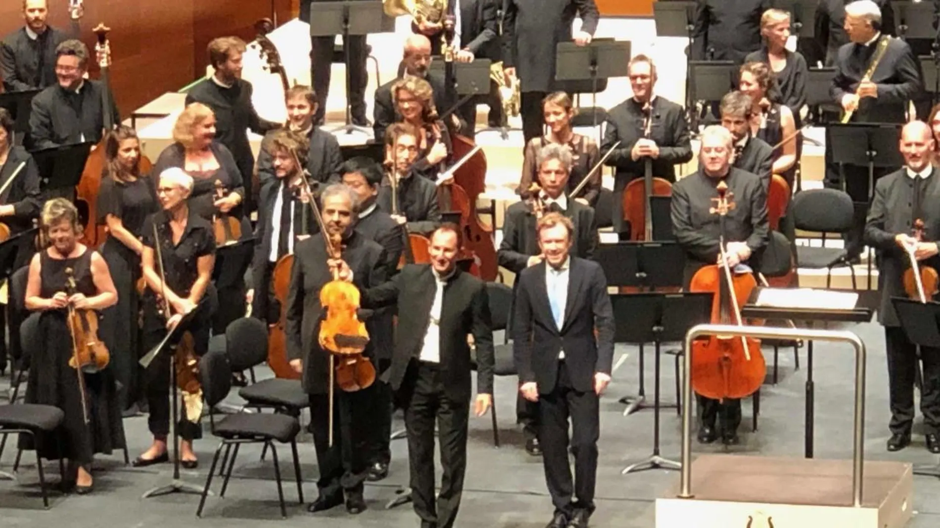El violista Antoine Tamesit, junto a Daniel Harding y la Orquesta de París