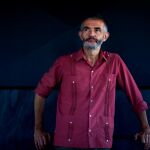 El escritor y periodista francés Philippe Lançon, uno de los supervivientes del atentado de Charlie Hebdo, posa durante la presentación este martes en Barcelona de su última obra, "El colgajo", un libro en el que rememora su vida de antes y después de este suceso y donde dibuja una "cartografía emocional"del hombre contemporáneo.EFE/Alejandro García.